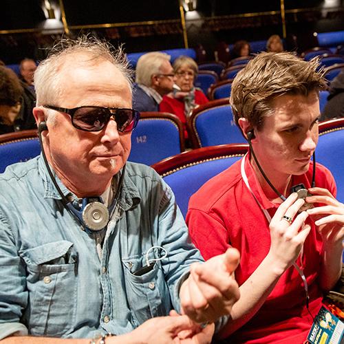 Bild från BLICK-filmfestival, på Täppas Fogelberg och Niklas Gårdelid som testar mottagare.