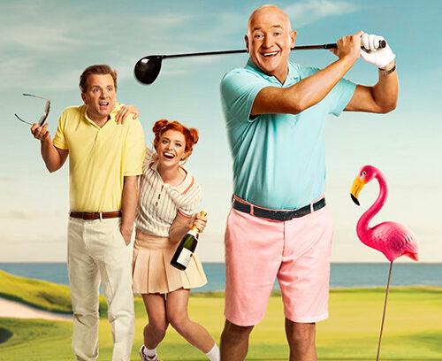 Människor på golfbana med golfklubban i högsta hugg