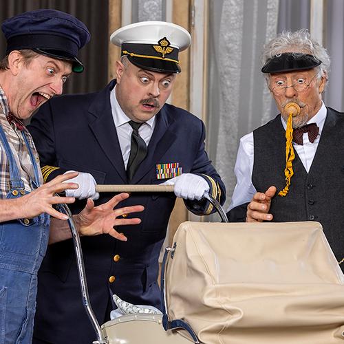 tre män som ser förskräckt på en barnvagn