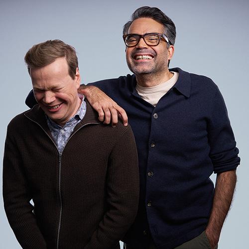 Bild på två skrattande män