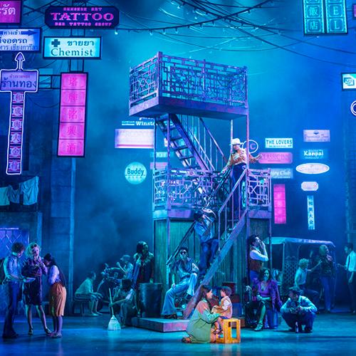 Trapp i dunkel stadsmiljö med människor runt omkring