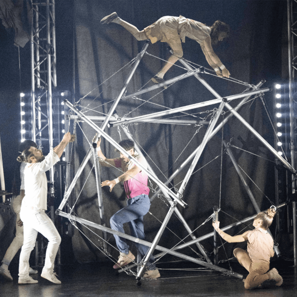 Människor som klättrar på en struktur med vajrar och stänger