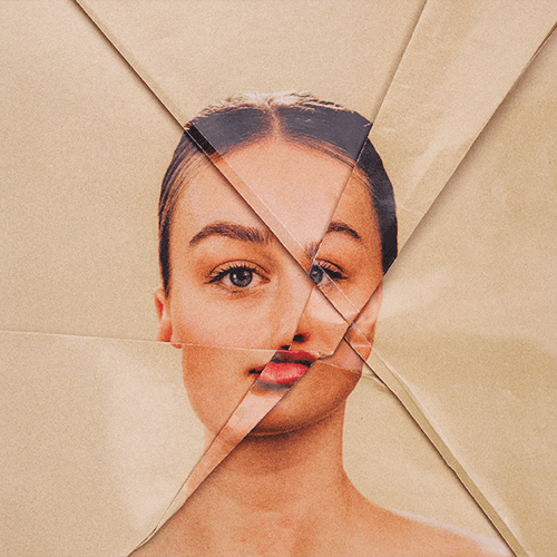 Pressbild på kvinna med förvridet ansikte